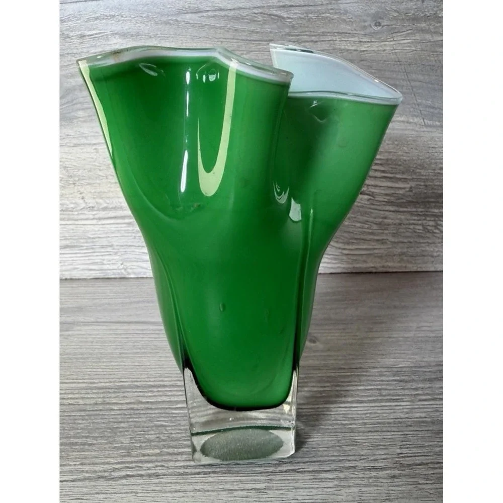 Kreiss Art Glass Emerald Green Cased Ruffled Top Handkerchief Vase 5.5
